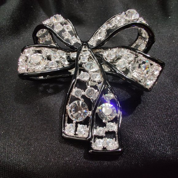 Signed KJL Kenneth Jay Lane BOLD Ribbon BOW Brooch 80's 90's Swarovski Crystal - Picture 1 of 7